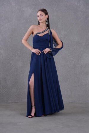 Robe de soirée en mousseline de soie fendue à une épaule et brodée de pierres
