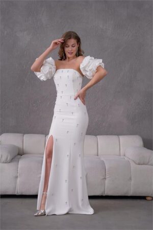 Robe de soirée à volants et manches en pierre blanche